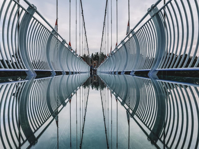 Professional photo sessions at the Glass Bridge, Bali